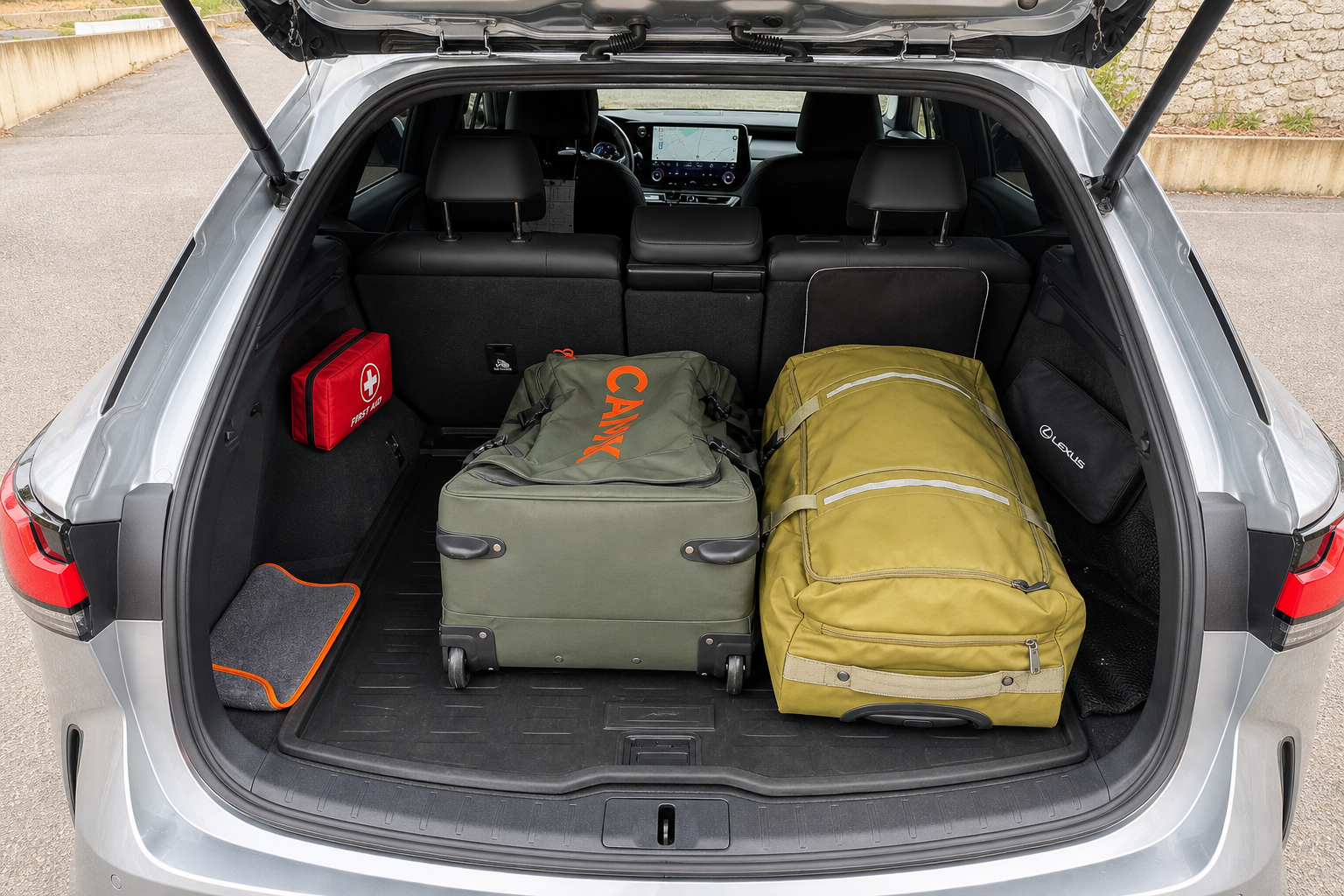 Coffre du taxi Lexus avec bagages et trousse de secours — transfert patient Grasse Pasteur